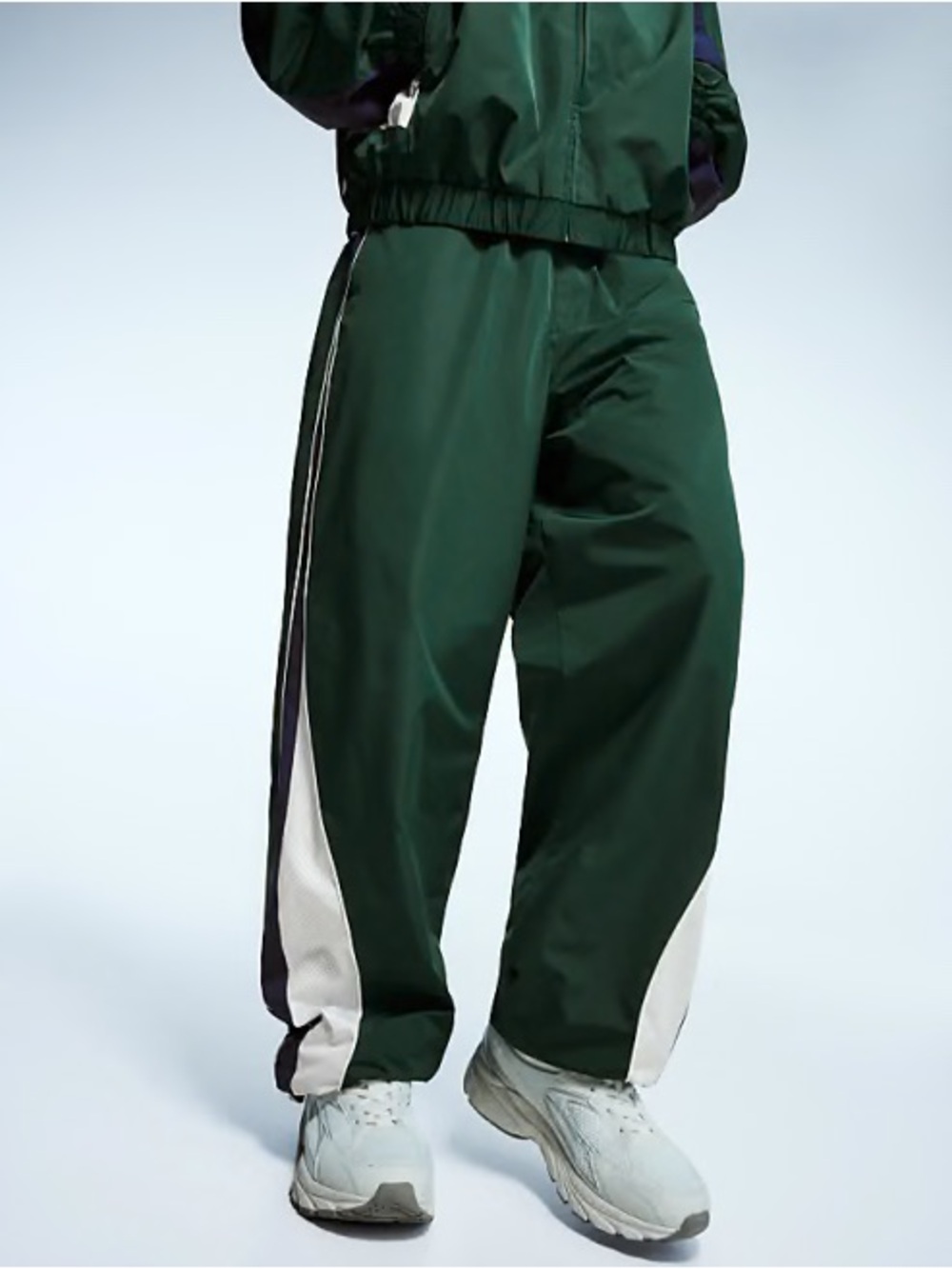 Bershka Super baggy technical
sports trousers in green